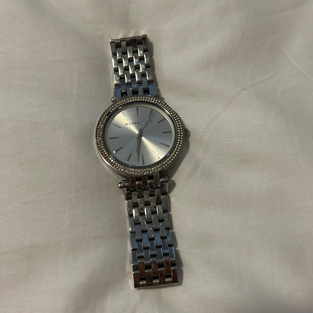 Silver Michael Kors watch ⏱️